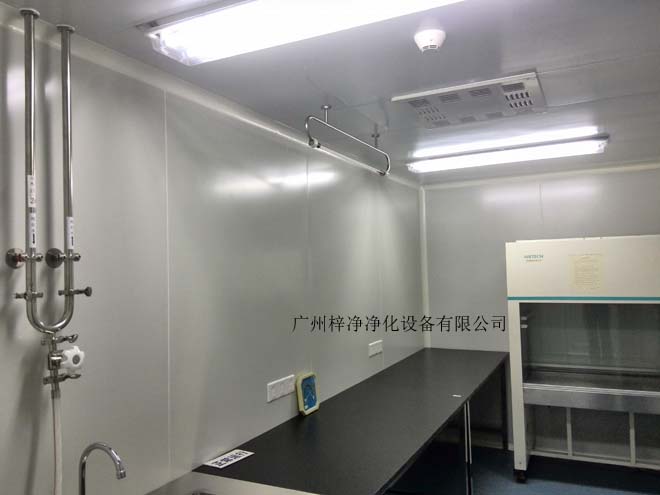 建造和使用潔凈室能有效減少室內(nèi)誘入、產(chǎn)生及滯留粒子。