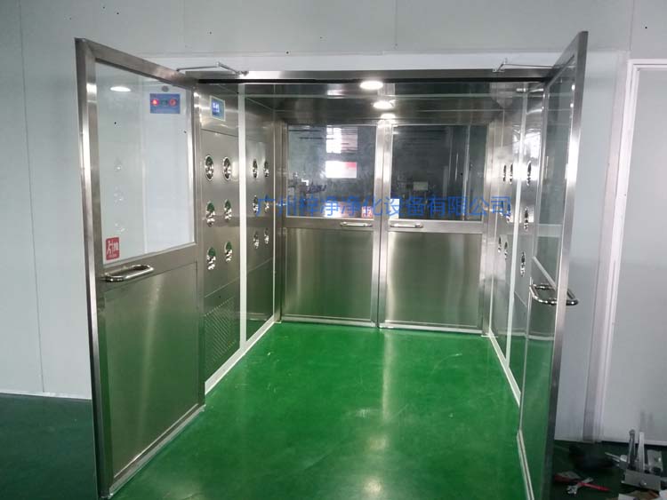 雙開門貨淋室前門打開,后門緊鎖 防止?jié)崈羰遗c非潔凈室空氣對流。
