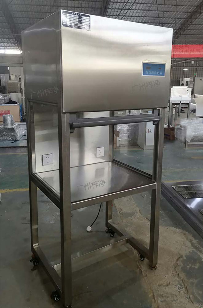 升降門(mén)超凈工作臺(tái)是采用單向空氣流，室內(nèi)空氣經(jīng)預(yù)初效過(guò)濾器進(jìn)入靜壓箱，再經(jīng)過(guò)高效空氣過(guò)濾器，最后在操作區(qū)內(nèi)形成高度潔凈的單向空氣流，是提供操作區(qū)高潔凈度工作環(huán)境的理想設(shè)備。